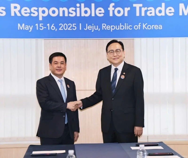 Le ministre Nguyen Hong Dien et le ministre Cheong In Kyo ont validé plusieurs solutions pour stimuler la coopération économique. Photo : congthuong.vn