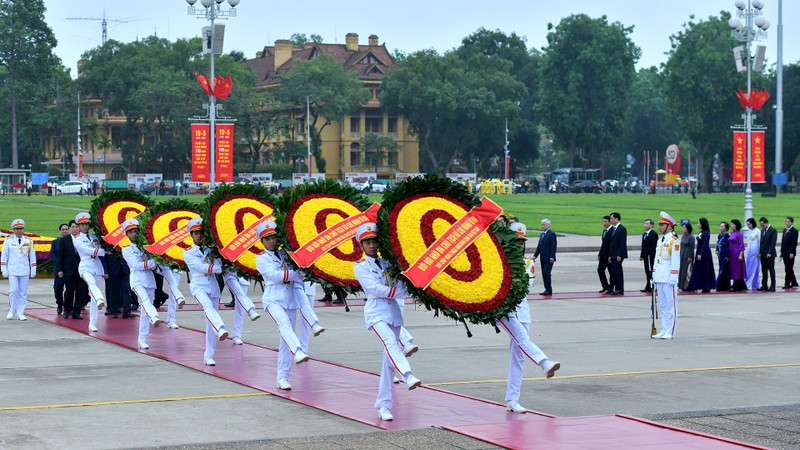 Les hauts dirigeants du Parti et de l'État en visite au mausolée d'Hô Chi Minh