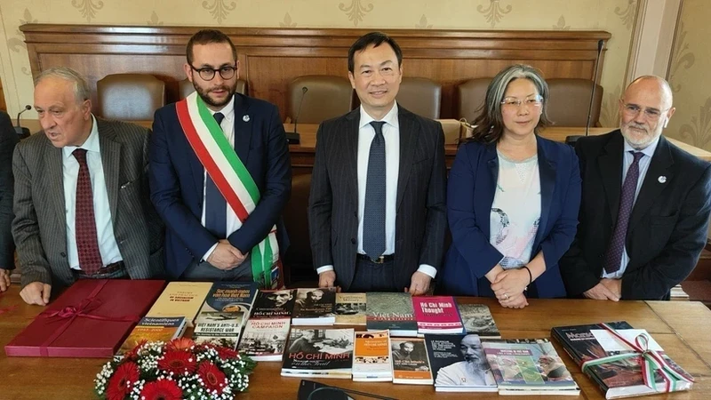 L'ambassadeur du Vietnam en Italie, Duong Hai Hung (au milieu), remet des livres sur le Président Hô Chi Minh à Masciano. Photo : VNA.