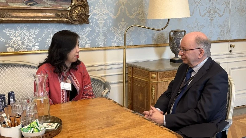 La vice-ministre vietnamienne Le Thi Thu Hang et Dag Hartelius, secrétaire d'État au ministère suédois des Affaires étrangères. Photo : baoquocte.