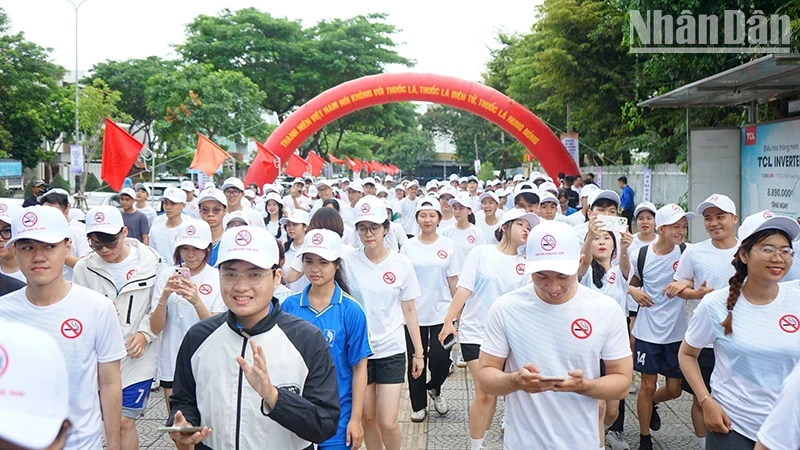Des membres de l'Union de la Jeunesse ont participé à la course "La jeunesse vietnamienne dit non au tabac".