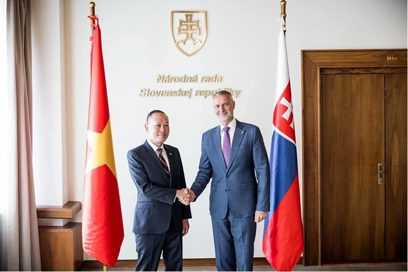 L'ambassadeur Pham Truong Giang et le président du Conseil national Raši. Photo : VOV.