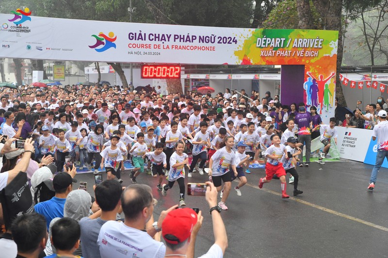 Plus de 1.800 participants de tous âges ont participé à la Course de la Francophonie tenue le 24 mars 2024 à Hanoï. Photo : Vietnamnet.