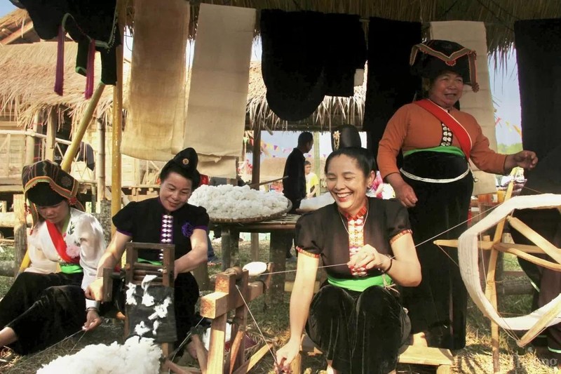 La Fête des fleurs de bauhinie 2025 ouvre une porte magique, emmenant les visiteurs dans un espace culturel coloré des minorités ethniques. Photo : baocongthuong.