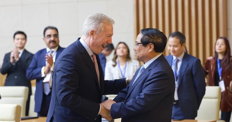 Le Premier ministre Pham Minh Chinh (droite) et le PDG du Conseil des affaires États-Unis-ASEAN, Ted Osius. Photo : VNA.