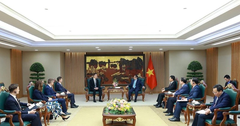 La rencontre entre le PM Pham Minh Chinh et le ministre hongrois des AE et des Relations économiques extérieures Péter Szijjártó. Photo : VNA