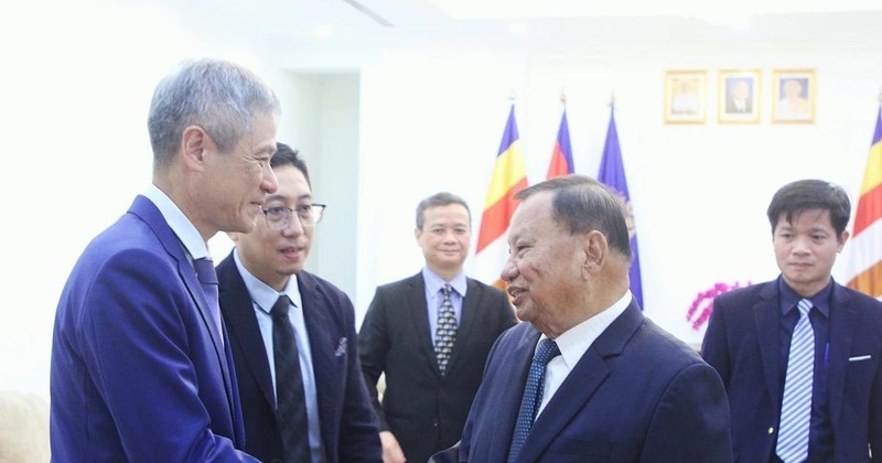 L'ambassadeur du Vietnam Nguyen Minh Vu (gauche) et Samdech Heng Samrin, président honoraire du Parti du peuple cambodgien et président honoraire du Conseil consultatif suprême du roi du Cambodge. Photo : VNA.