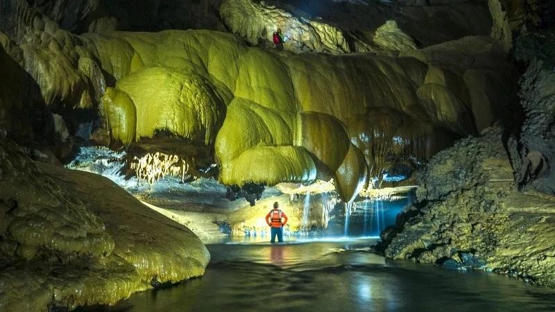 Dans la grotte de Va dans le parc national de Phong Nha-Ke Bang. Photo : NDEL