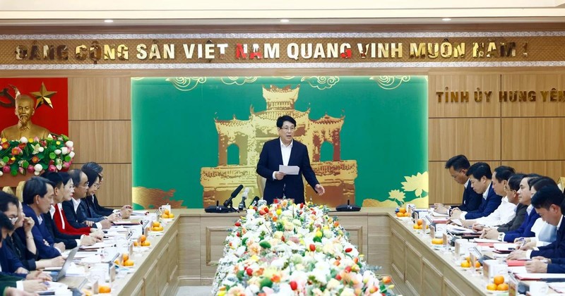 Le président Luong Cuong préside une réunion pour annoncer le projet de rapport d’inspection à Hung Yen. Photo : VNA