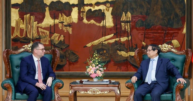 Le Premier ministre Pham Minh Chinh (droite) et Charles James Boyd Bowman, directeur général du projet de Trump Organization au Vietnam. Photo : VNA.