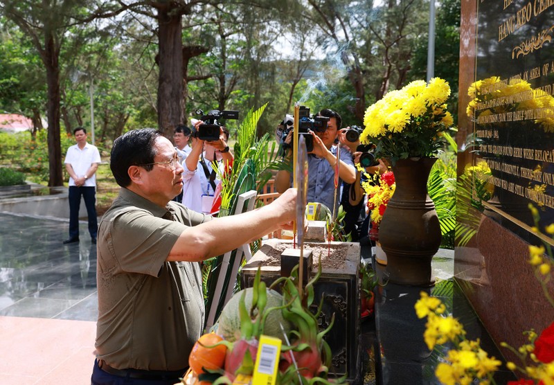 Le Premier ministre Pham Minh Chinh est allé offrir des baguettes d’encens au cimetière de Hang Keo. Photo : VGP.