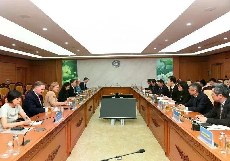 Rencontre entre le ministre des Finances Nguyen Van Thang et l'ambassadeur des États-Unis au Vietnam Marc E. Knapper à Hanoi le 8 mai. Photo : VNA.