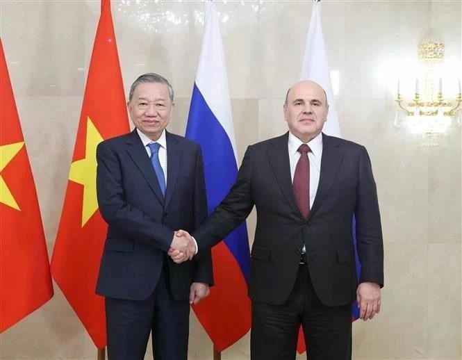 Le secrétaire général du Parti communiste du Vietnam, To Lam (gauche) et le Premier ministre russe Mikhaïl Michoustine. Photo : VNA.