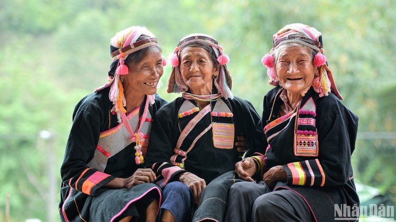 La beauté du costume traditionnel des Ha Nhi dans le village de Pa Pang. 
