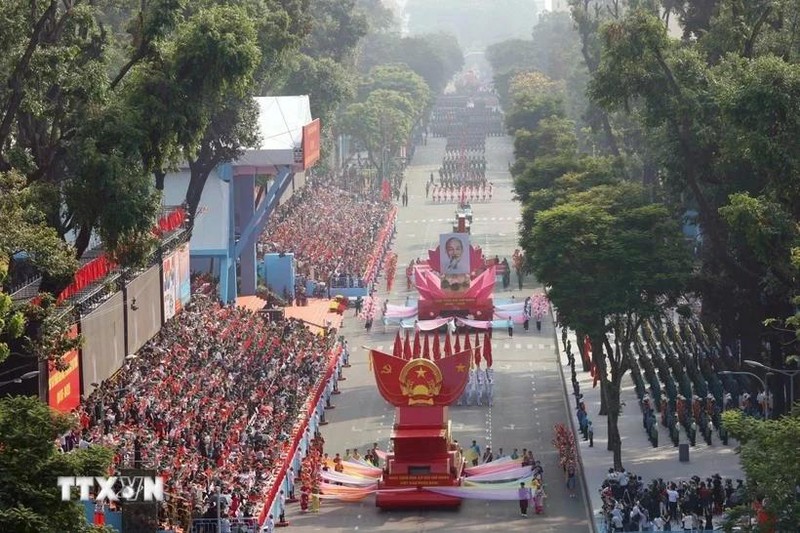 Défilé à Ho Chi Minh-Ville en l'honneur du 50e anniversaire de la Libération du Sud et de la Réunification nationale. Photo : VNA.