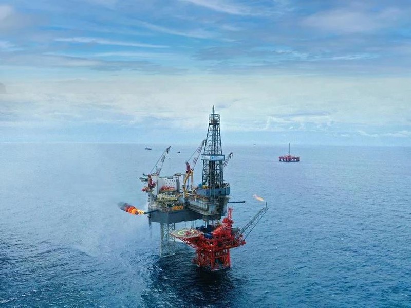 La phase 3 du projet de développement du champ pétrolier Dai Hung produit son premier flux de pétrole commercial. Photo : VNA.