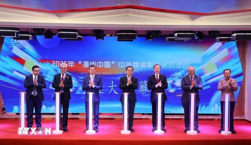 L'ambassadeur du Vietnam en Chine, Pham Thanh Binh, et d'autres délégués à la tournée médiatique « China Walk » 2025. Photo : VNA.