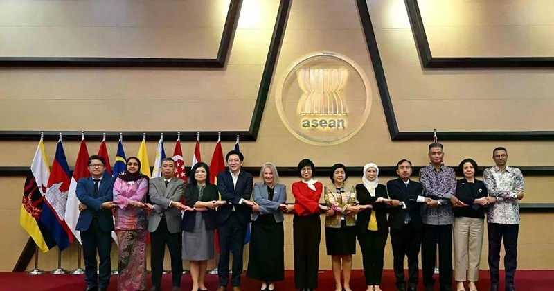 Les délégués posent pour une photo de groupe lors de la 13e réunion du Comité mixte de coopération ASEAN-Nouvelle-Zélande (ANZJCC), à Jakarta, le 9 mai. Photo : VNA.