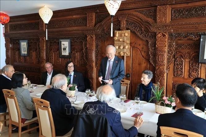 L'ambassade du Vietnam en Suisse organise une rencontre avec des amis suisses. Photo : VNA.