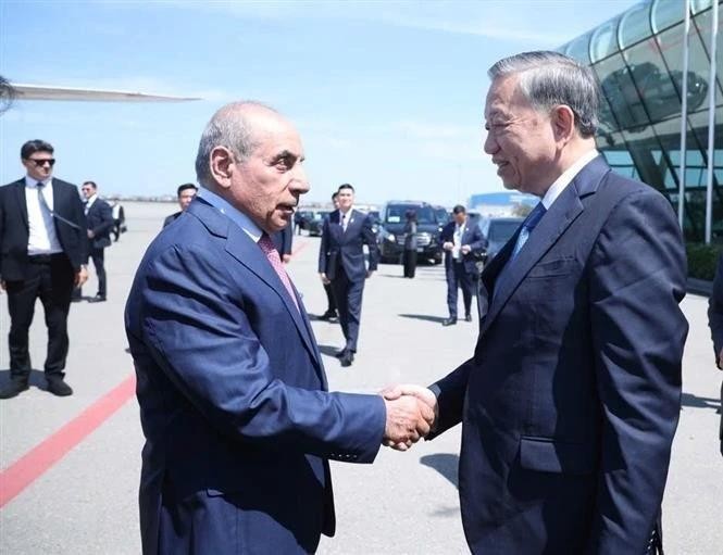 Le premier vice-Premier ministre d'Azerbaïdjan, Yagub Eyyubov salue le secrétaire général To Lam (à droite) à l'aéroport international Heydar Aliyev, la capitale Bakou. Photo : VNA.