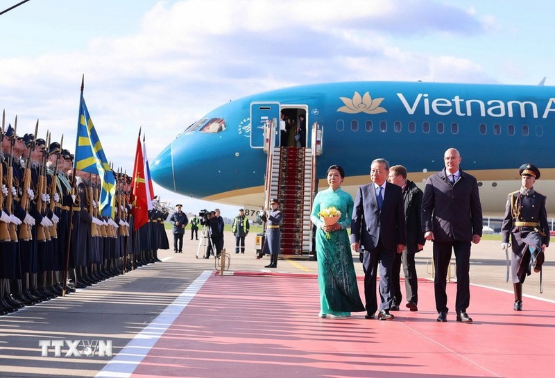 Le secrétaire général du Comité central du PCV, To Lam, son épouse Ngo Phuong Ly et une délégation vietnamienne de haut rang arrivent à l'aéroport Vnukovo 2 de Moscou le 8 mai au soir (heure locale), entamant une visite officielle en Fédération de Russie. Photo : VNA.