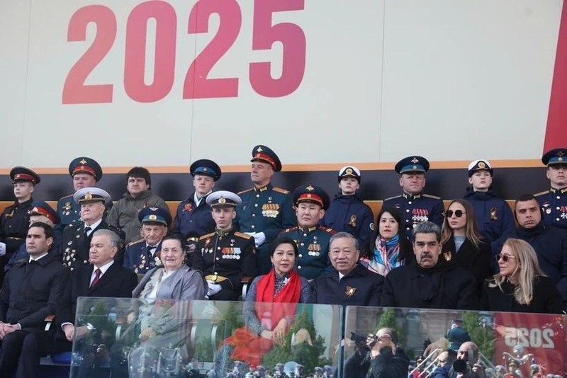 Le secrétaire général du Comité central du Parti communiste du Vietnam To Lam (3e à droite, première ligne) et son épouse Ngo Phuong Ly à la célébration de la Victoire dans la Grande Guerre patriotique. Photo : VNA.