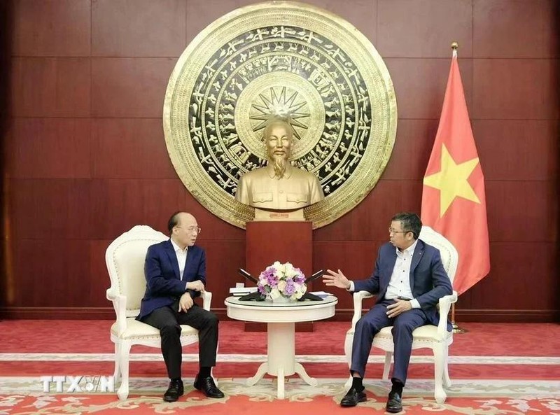 L’ambassadeur du Vietnam en Chine, Pham Thanh Binh (droite), et le vice-président de la région autonome Zhuang du Guangxi, Liao Pinhu. Photo : VNA.