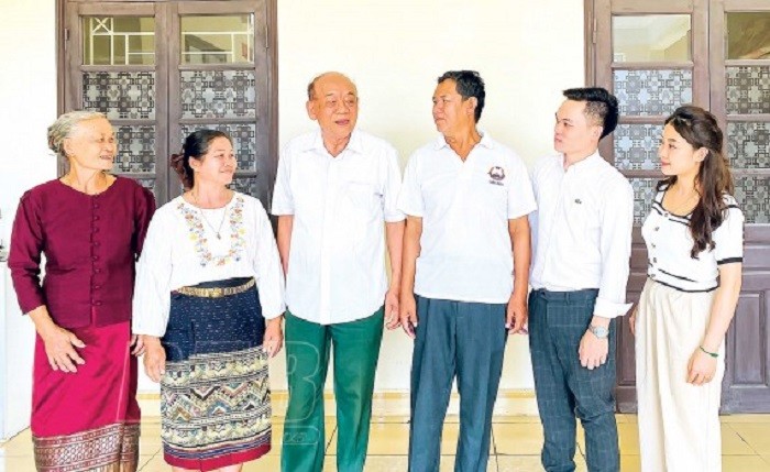 Le président de l’Association d’amitié Vietnam - Laos de la province de Thai Binh, Nguyen Duc Hanh (troisième à partir de la gauche), et la famille de deux filleuls laotiens. Photo : Journal de Thai Binh.