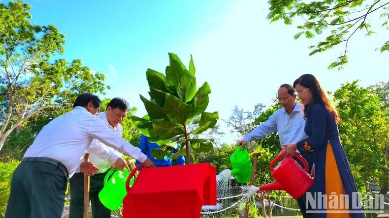Ca Mau lance une campagne de plantation d’arbres en l’honneur de l’anniversaire du président Ho Chi Minh.