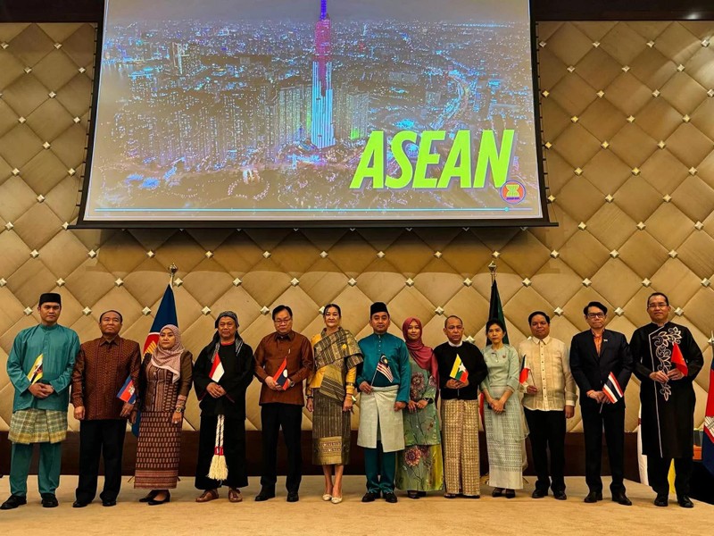 Les ambassadeurs des pays de l’ASEAN au Koweït en tenue nationale traditionnelle. Photo : BQT.