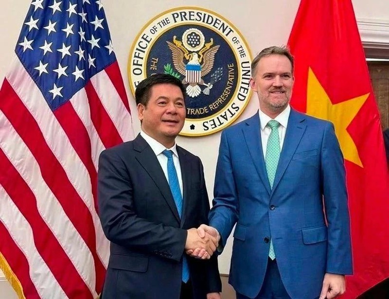 Le ministre de l'Industrie et du Commerce, Nguyen Hong Dien (à gauche), et l’ambassadeur Jamieson Greer, représentant américain au Commerce. Photo : VNA.