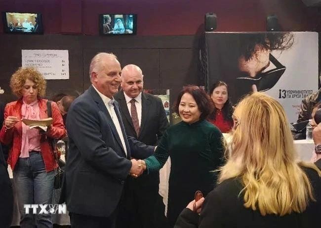 L'ambassadrice du Vietnam en Grèce, Pham Thi Thu Huong et des responsables grecs lors de la cérémonie d'ouverture de la Semaine du film vietnamien. Photo : ambassade du Vietnam en Grèce.