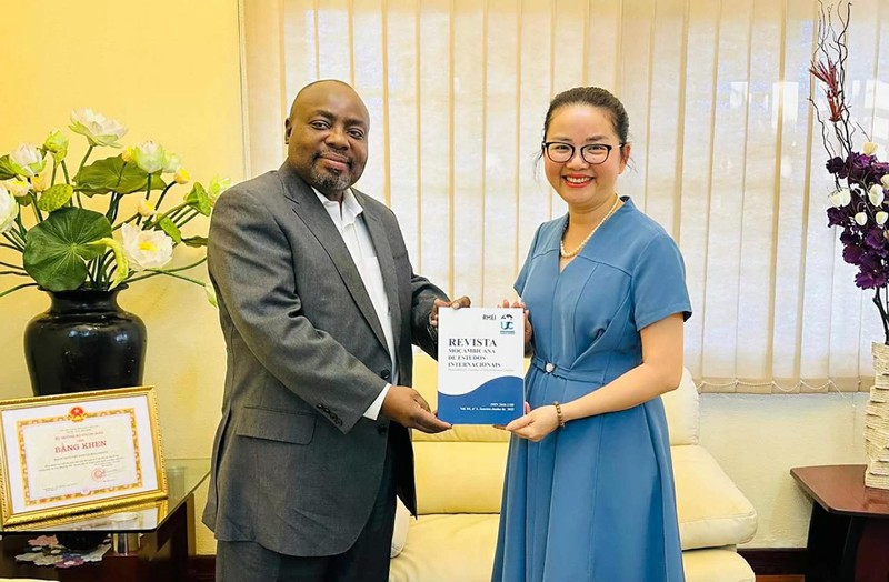 L’ambassadrice vietnamienne Tran Thi Thu Thin et le Dr João Gabriel de Barros, recteur de l’Université Joaquim Chissano du Mozambique. Photo : baoquocte.