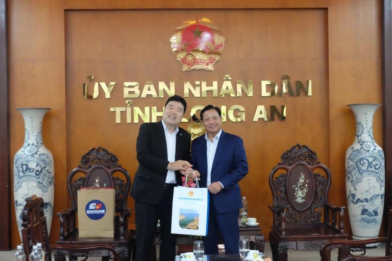 Le vice-président du Comité populaire de la province de Long An, Pham Tan Hoa, (à droite) et le président de KOCHAM, Kim Nyoun Ho. Photo : TNO.