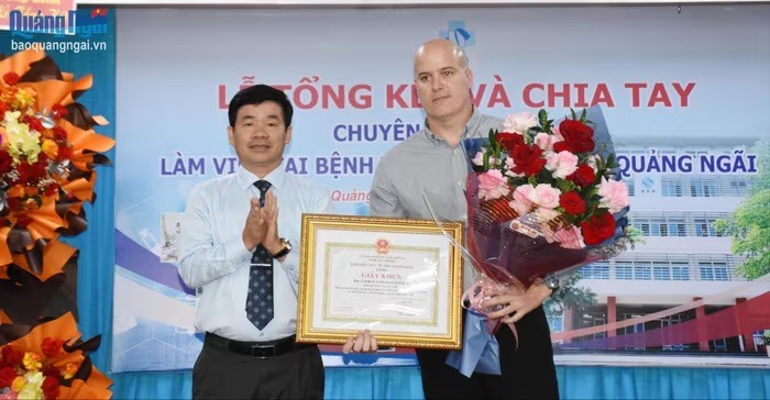 Remise d'un certificat de mérite au docteur Jorge Luis Diaz Puebla. Photo : baoquangngai.