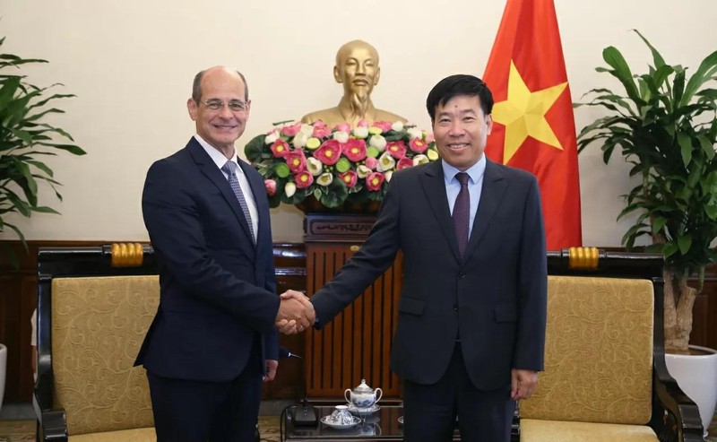Le vice-ministre vietnamien Nguyen Manh Cuong (à droite) a souhaité la bienvenue à Rogelio Sierra Diaz à l’occasion de sa visite au Vietnam. Photo : baoquocte.