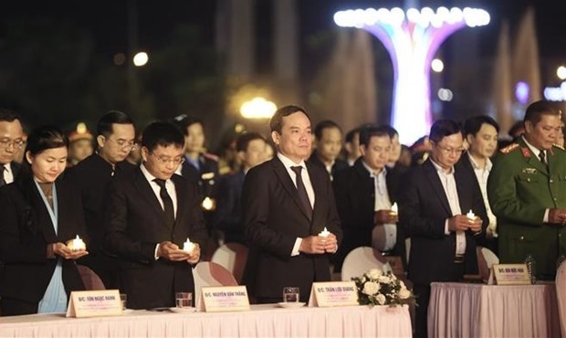 Lors de la cérémonie en hommage aux victimes des accidents de la route à Hoa Binh. Photo : VNA.