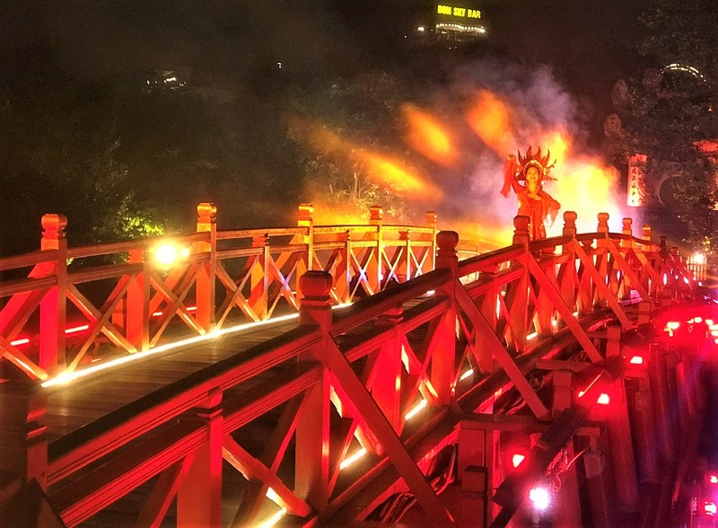Une représentation sur le pont Huc du temple Ngoc Son dans le cadre du programme. Photo : Yên Nhi/Journal Nhân Dân.