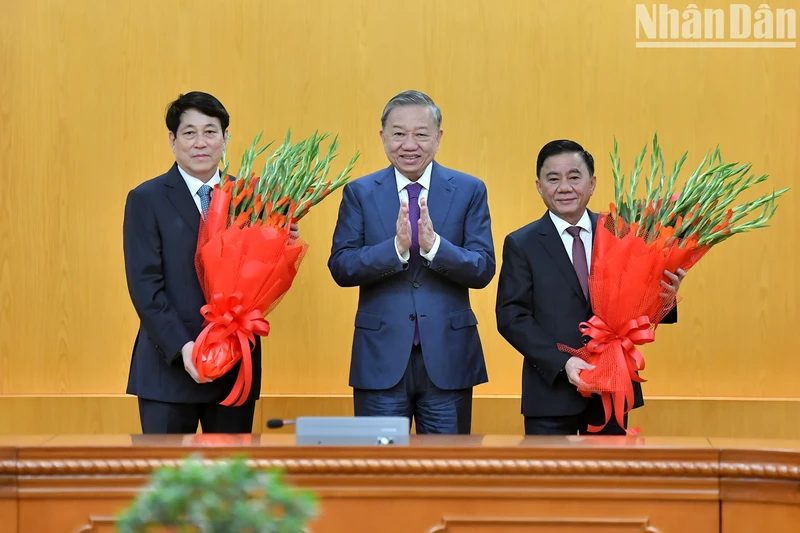 De gauche à droite, le président de la République Luong Cuong, le secrétaire général Tô Lâm et le membre permanent du Secrétariat du Comité central du Parti Trân Câm Tu, lors de la cérémononie, à Hanoi, le 25 octobre. Photo : NDEL.