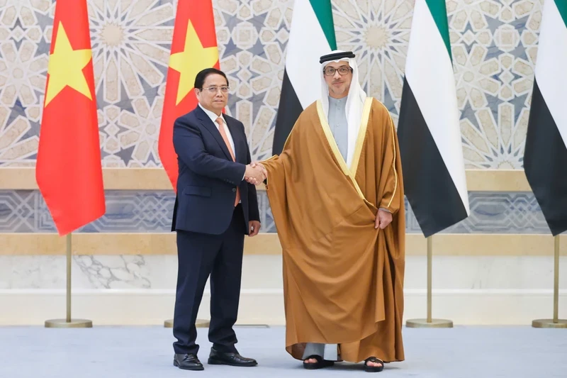 Lors de la cérémonie officielle d'accueil du Premier ministre Pham Minh Chinh, de son épouse, en visite officielle aux EAU. Photo : VNA.