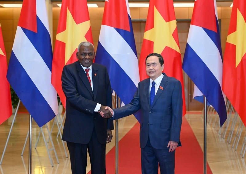 Le président de l'Assemblée nationale (AN) du Vietnam, Trân Thanh Mân, (droite) et le président de l'Assemblée nationale du Pouvoir populaire de Cuba, Esteban Lazo Hernandez. Photo : NDEL.