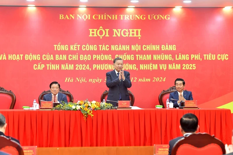 Le secrétaire général du Parti, Tô Lâm (centre, premier rang) lors de la conférence récapitulative du secteur des affaires intérieures du Parti, à Hanoi, le 31 décembre. Photo : VNA.