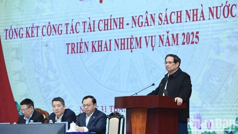 Le Premier ministre Pham Minh Chinh prend la parole lors de la conférence récapitulative sur le travail financier et budgétaire en 20204 et le déploiement des tâches pour 2025, à Hanoi, le 31 décembre. Photo : NDEL.