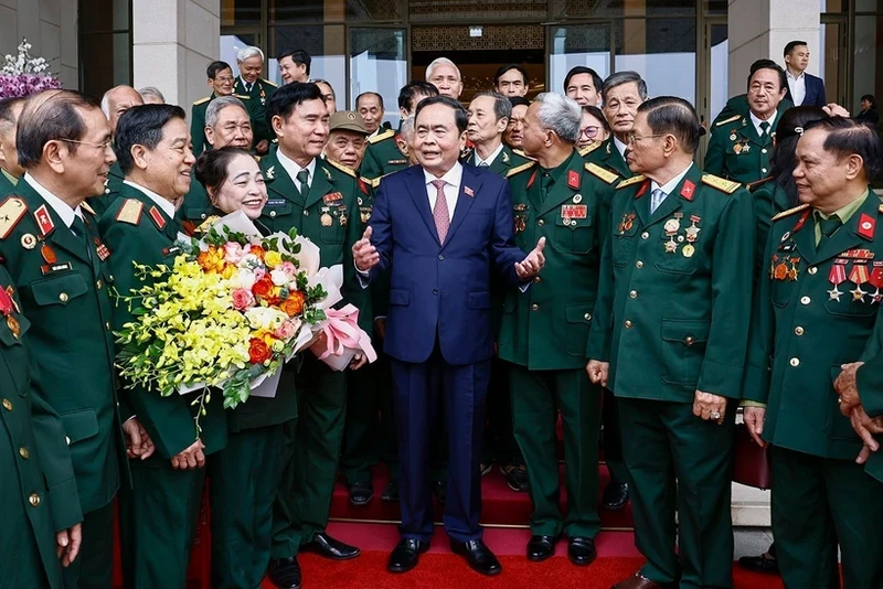 Le président de l’Assemblée nationale, Trân Thanh Mân (au centre) avec les vétérans et de contributeurs à la révolution du régiment 271 de la région militaire de Tri Thiên, à Hanoi, le 31 décembre. Photo : VNA.