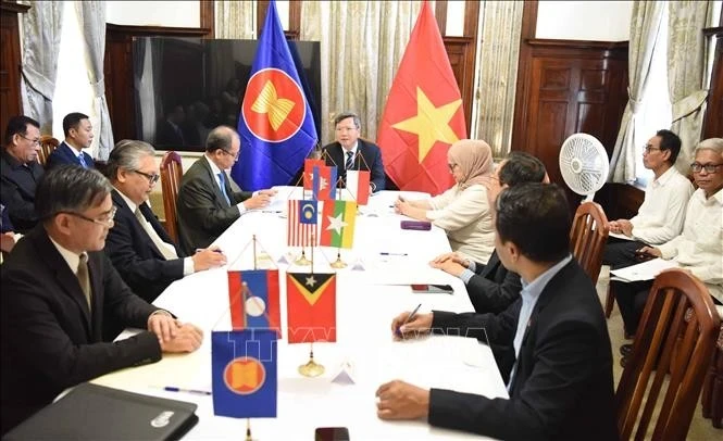 Les ambassadeurs de l'ASEAN à Cuba dans une réunion. Photo : VNA.