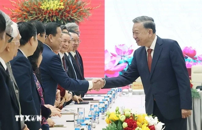 Le secrétaire général du Parti communiste du Vietnam, Tô Lâm, rencontre les intellectuels et scientifiques, à Hanoi, le 30 décembre 2024. Photo : VNA.