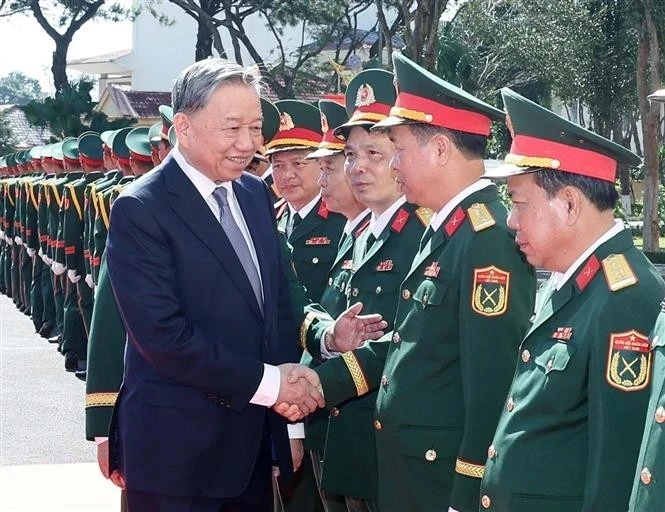 Le secrétaire général du Parti Tô Lâm avec les officiers et soldats du Corps d’armée 34, dans la province de Gia Lai, le 6 janvier. Photo : VNA.