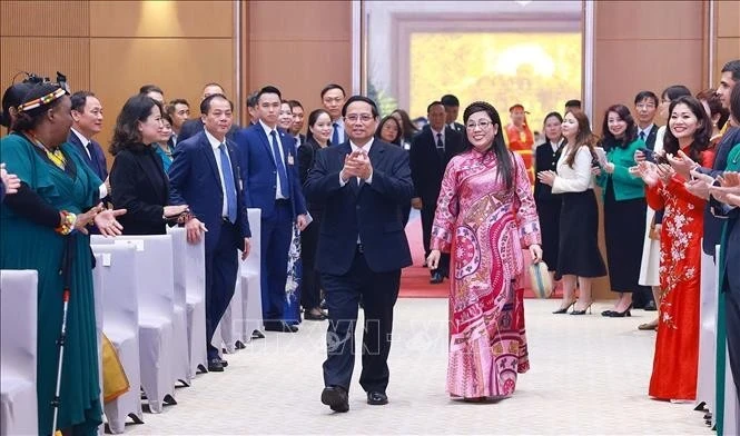 Le Premier ministre Pham Minh Chinh et son épouse président un banquet en l’honneur du corps diplomatique à l’occasion du Nouvel An lunaire. Photo : VNA.