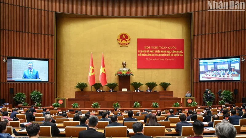 Le secrétaire général du Parti communiste du Vietnam, Tô Lâm, s’exprime lors du sixième Forum national annuel sur le développement des entreprises vietnamiennes de technologies numériques, à Hanoi, le 15 janvier. Photo : VNA.