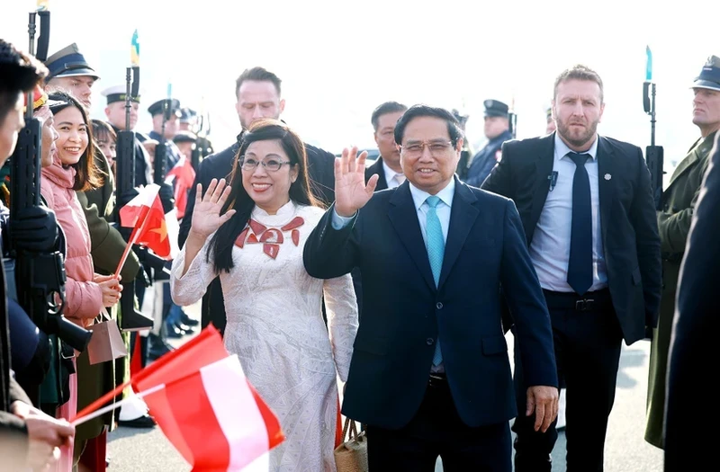 Le Premier ministre Pham Minh Chinh et son épouse terminent sa visite officielle en Pologne. Photo : VNA.